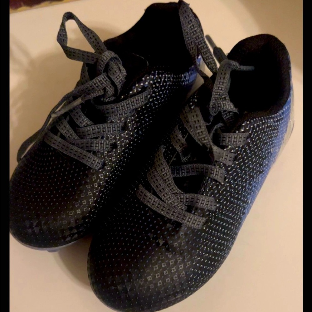 In very good condition! Toddler girls softball cleats! Size 8k